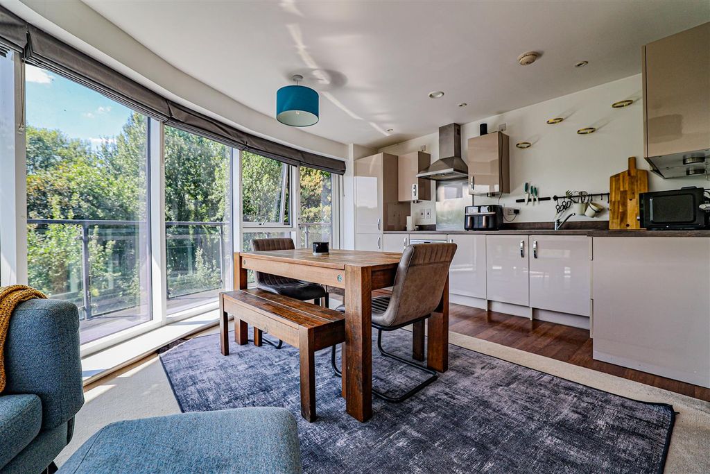 Additional image 7 of 2 bed flat for saleThe Embankment, Nash Mills Wharf, Hemel Hempstead HP3