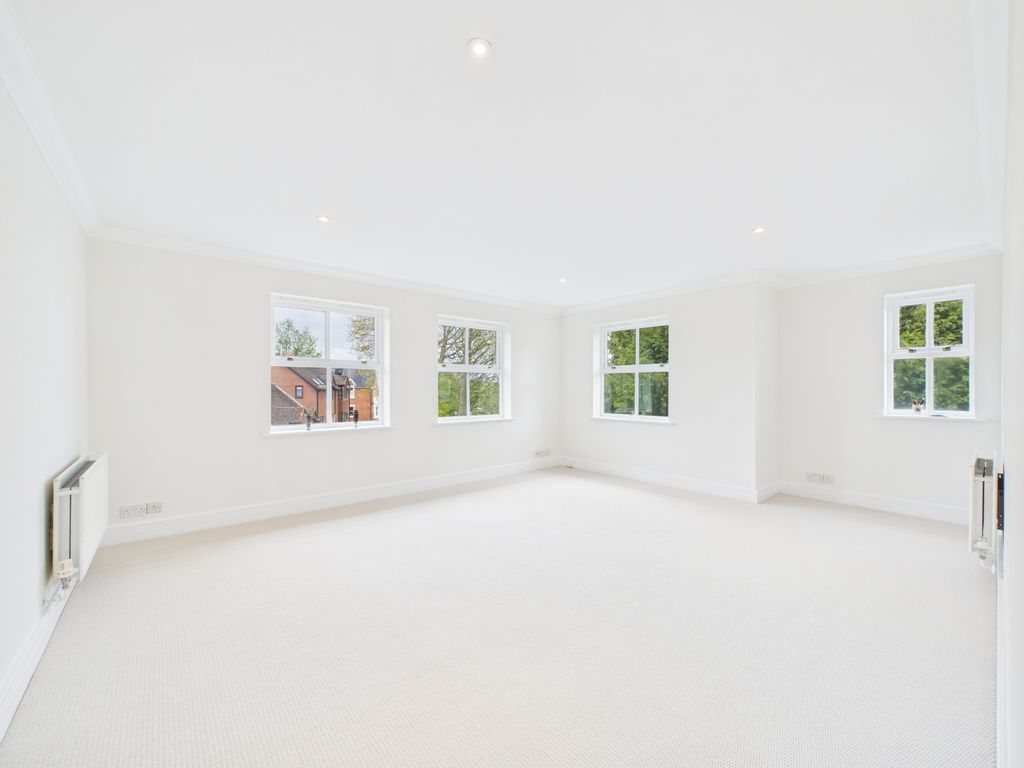 3 bed flat for saleWimblehurst Road, Horsham RH12 photo 3