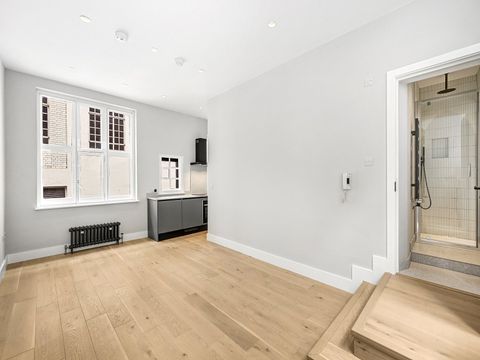 Duck Lane, Soho W1F, Studio to rent