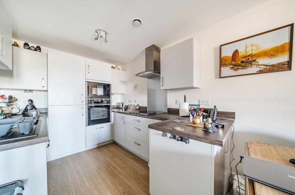 Additional image 5 of 2 bed flat for saleStation Road, Hook, Hampshire RG27