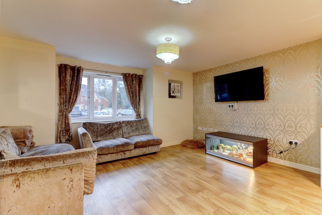 2 bed flat for saleTrinity Circle, High Wycombe, Buckinghamshire HP11 photo 4