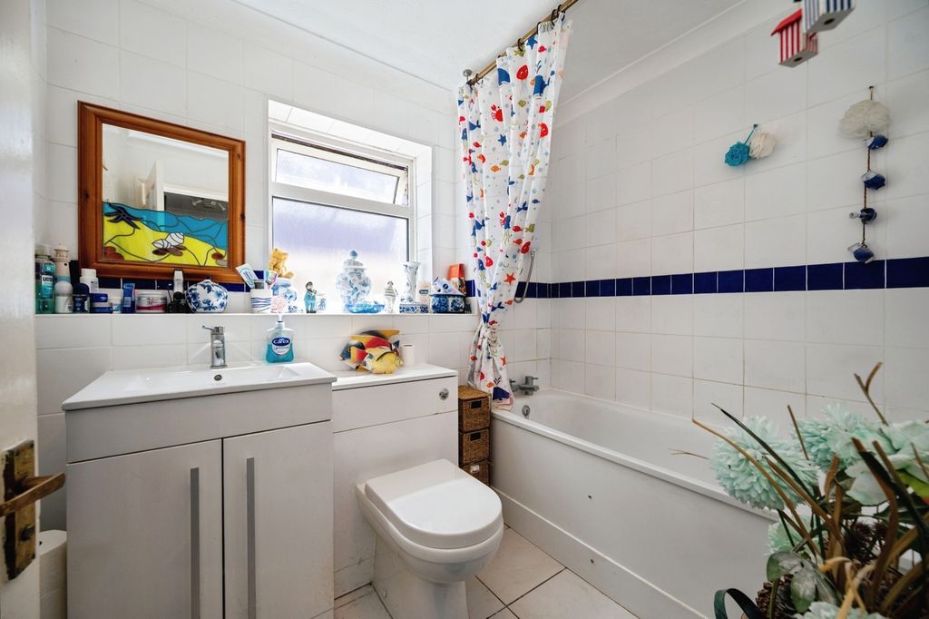Additional image 10 of 2 bed flat for saleSouthwood Road, Hayling Island, Hampshire PO11
