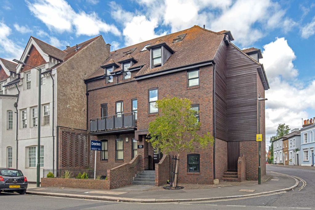 3 bed flat for saleHigh Street, Hampton TW12