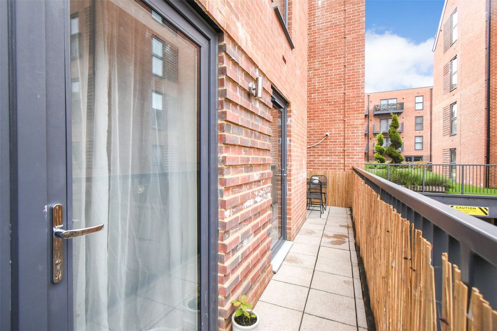 Additional image 14 of 2 bed flat for saleStation Road, Hook, Hampshire RG27