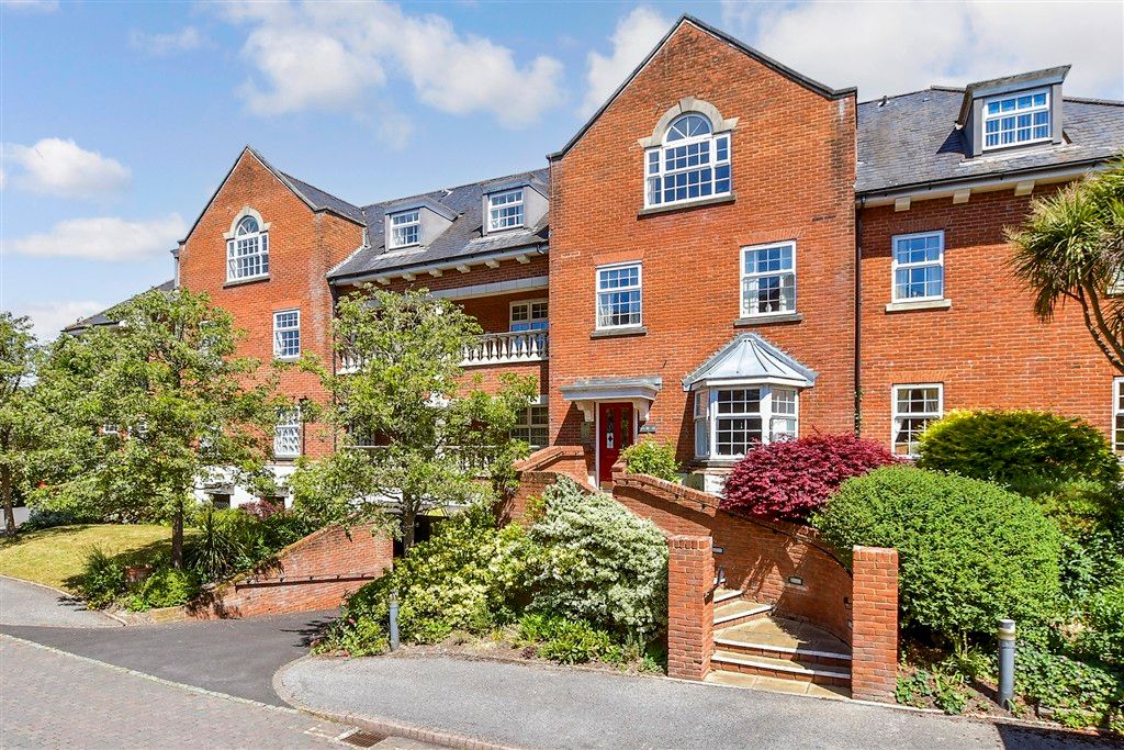 2 bed flat for salePotters Place, Horsham, West Sussex RH12