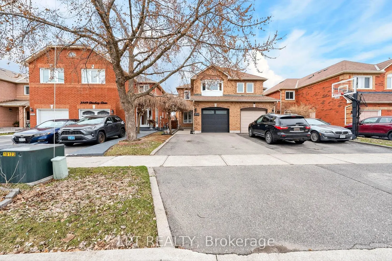 3753 Densbury Drive photo 2