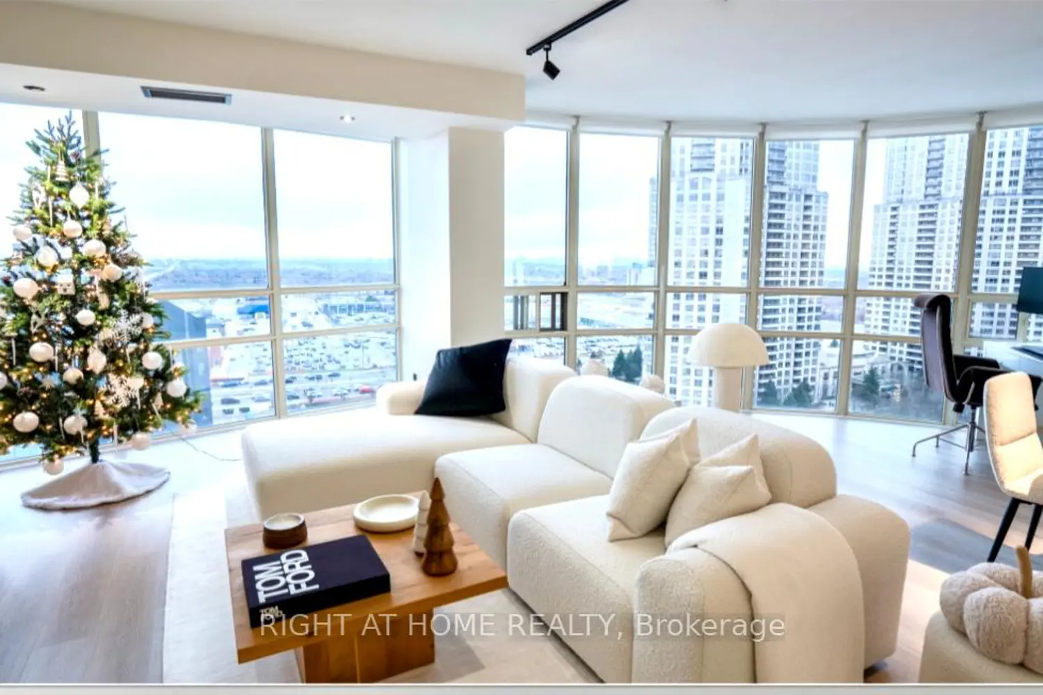 50 Eglinton Avenue 1705