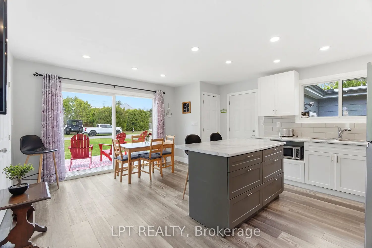 7597 Biddulph Street photo 4