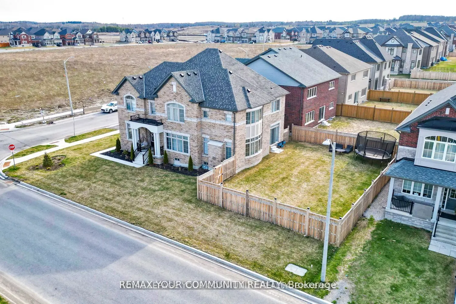 1072 Wickham Road photo 4