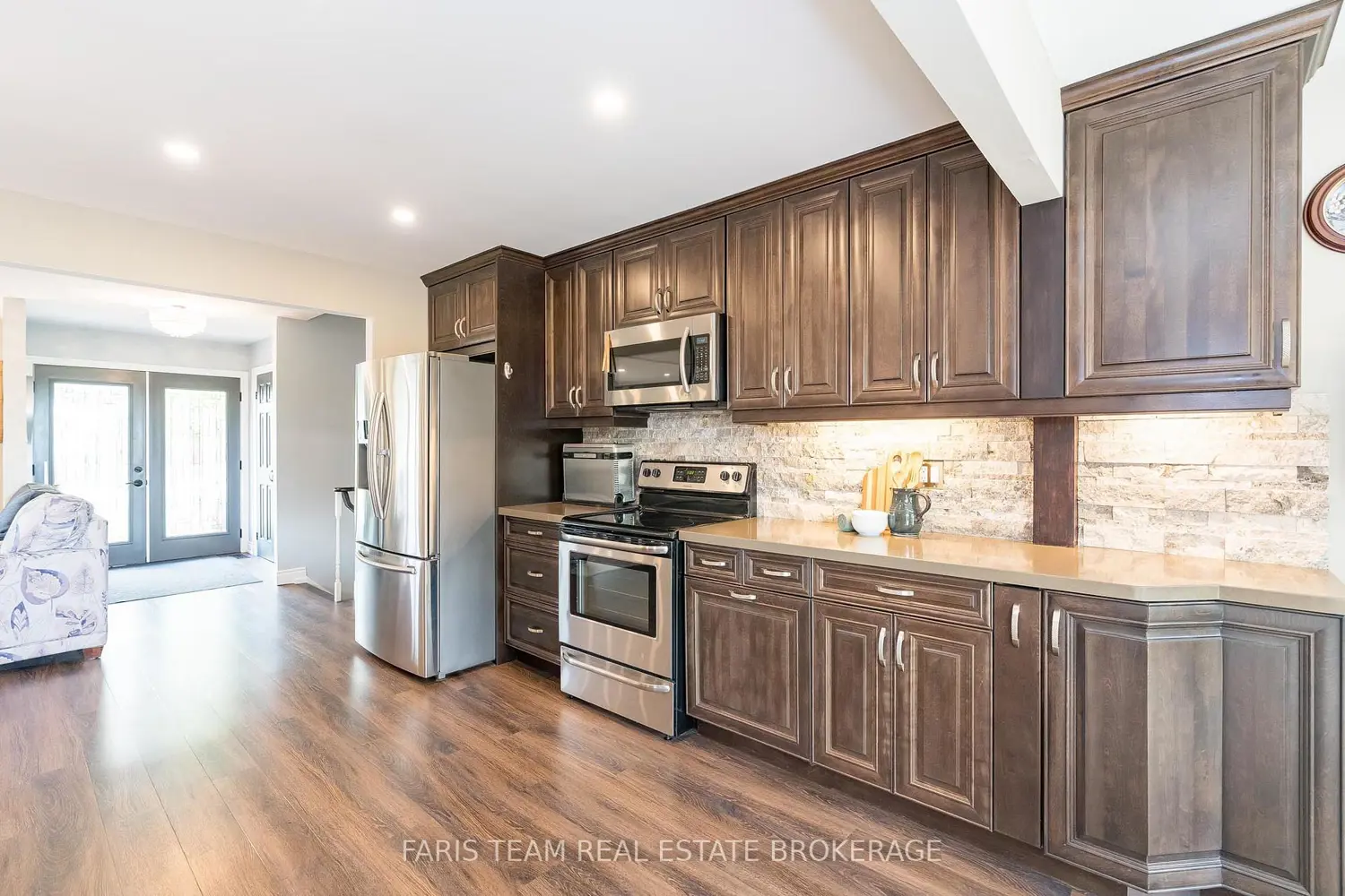 2032 Chantler Street photo 2