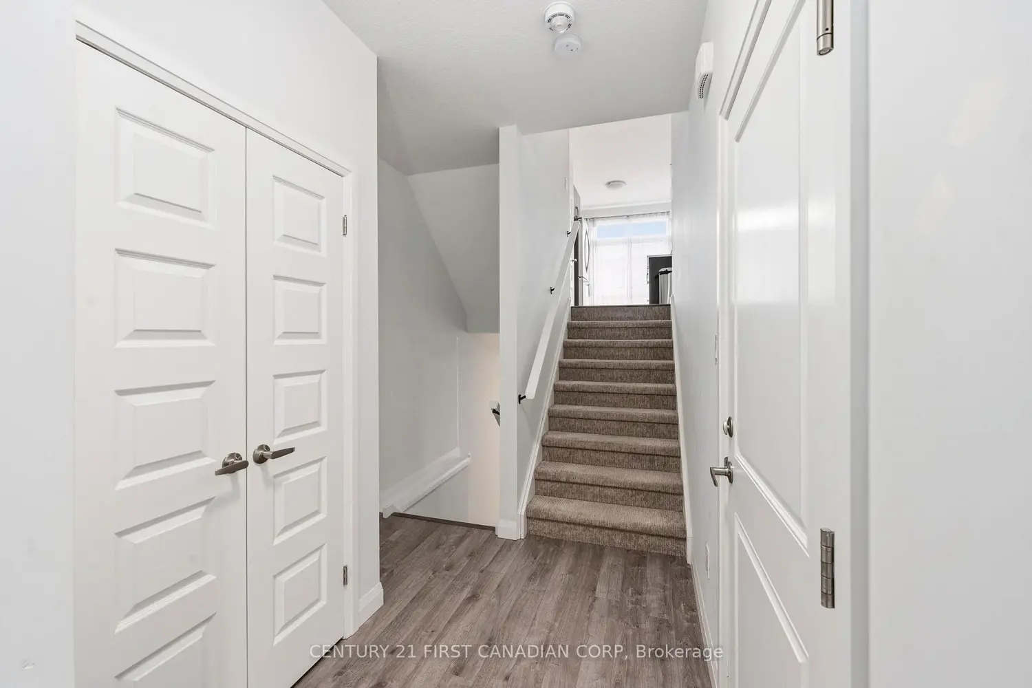 819 Kleinburg Drive 8 photo 3