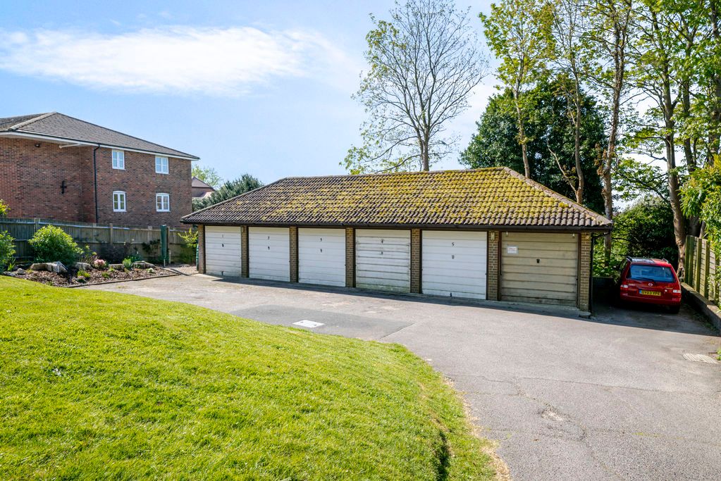 1 bed flat for saleStation Road, Heathfield TN21 photo 2
