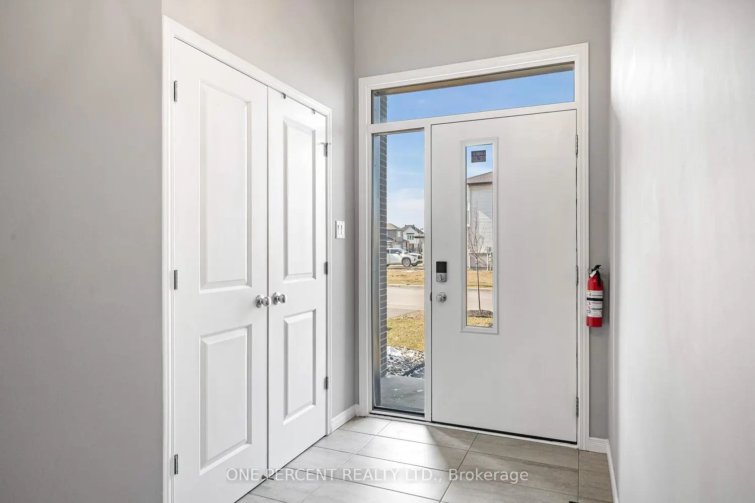 910 Paseana Place photo 3
