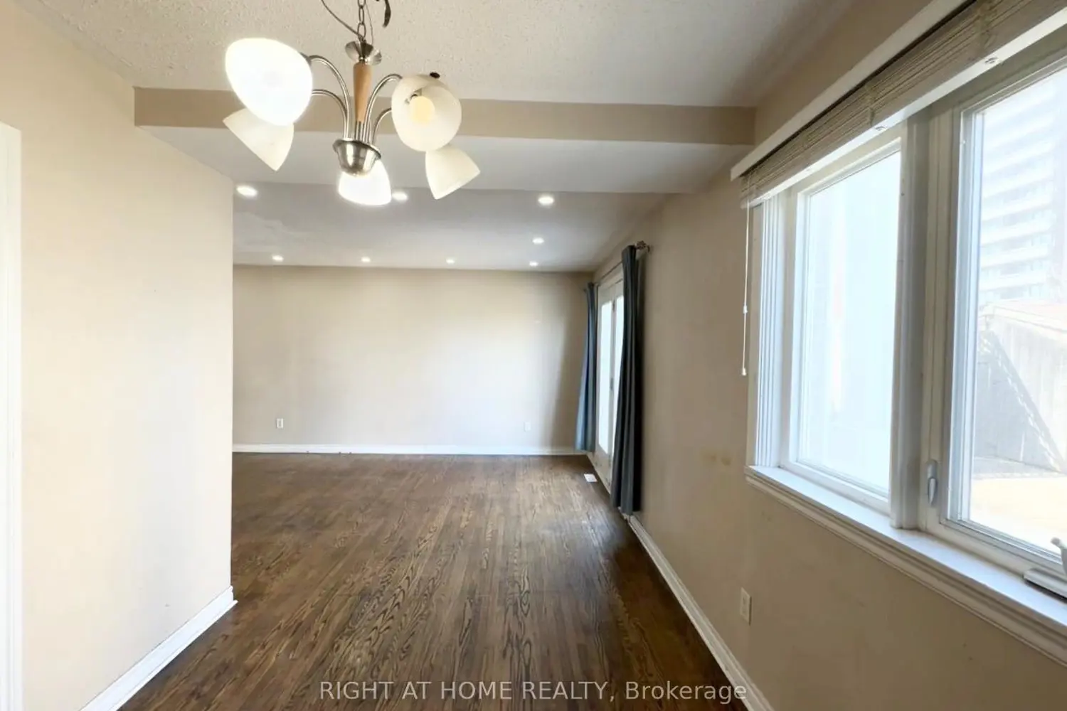 270 Town House Crescent photo 5