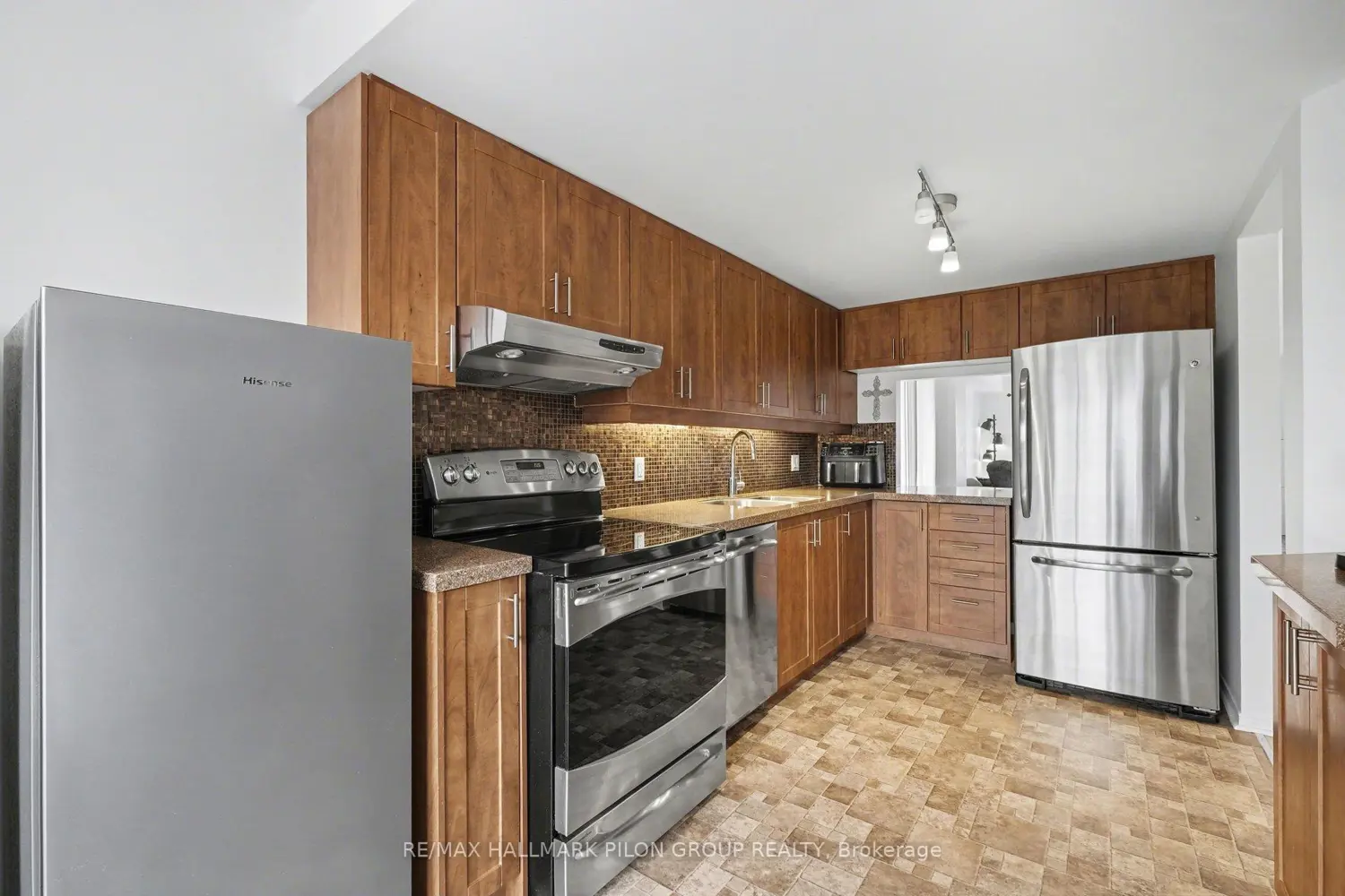 1121 Gablefield Private photo 4