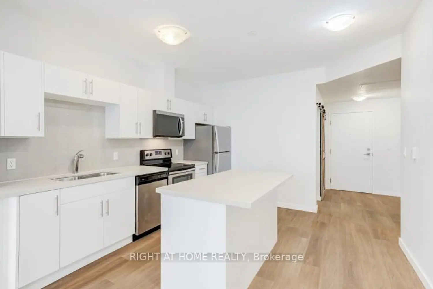 690 King Street 218 photo 3
