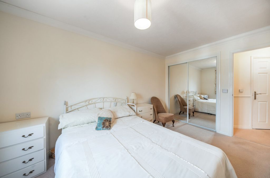 Additional image 8 of 2 bed flat for saleHindhead, Surrey GU26