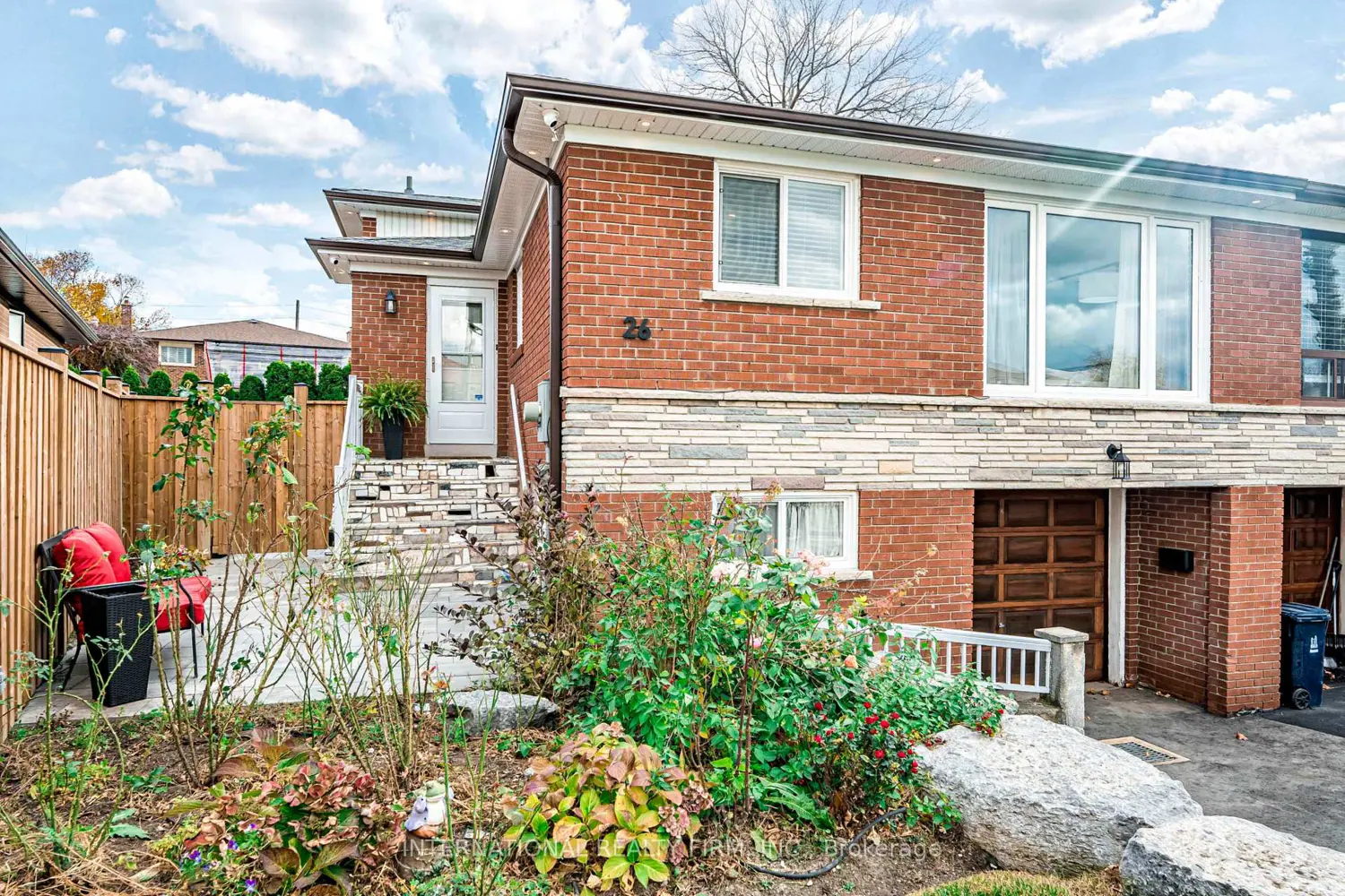 26 Dellbrook Crescent photo 3