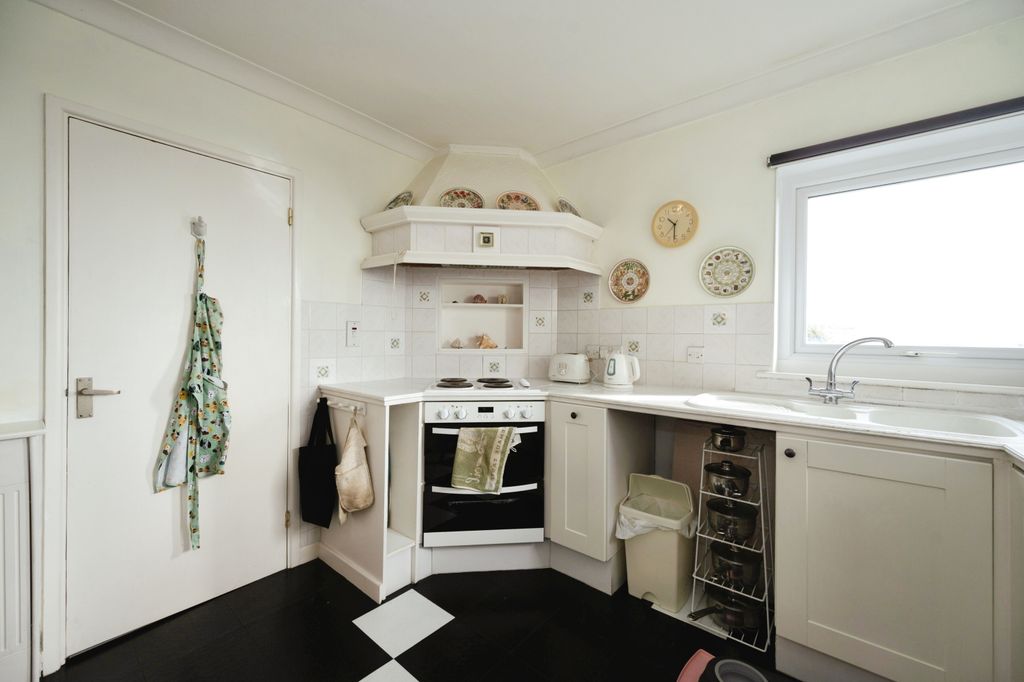 Additional image 13 of 3 bed flat for saleSea Front, Hayling Island, Hampshire PO11