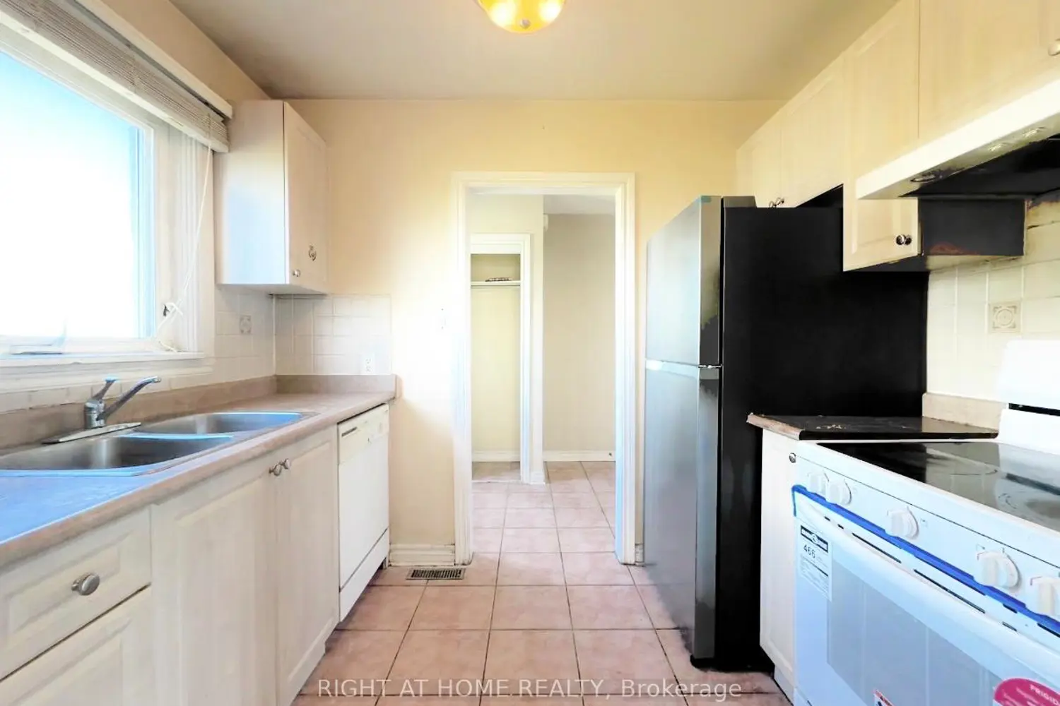 270 Town House Crescent photo 4