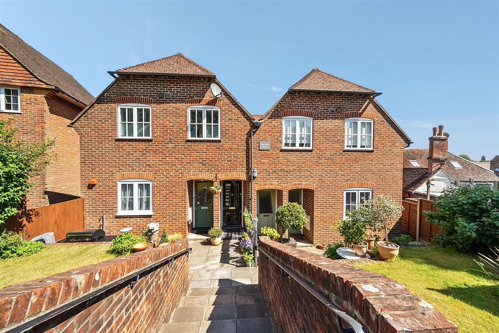 2 bed maisonette for saleHales Field, Haslemere GU27