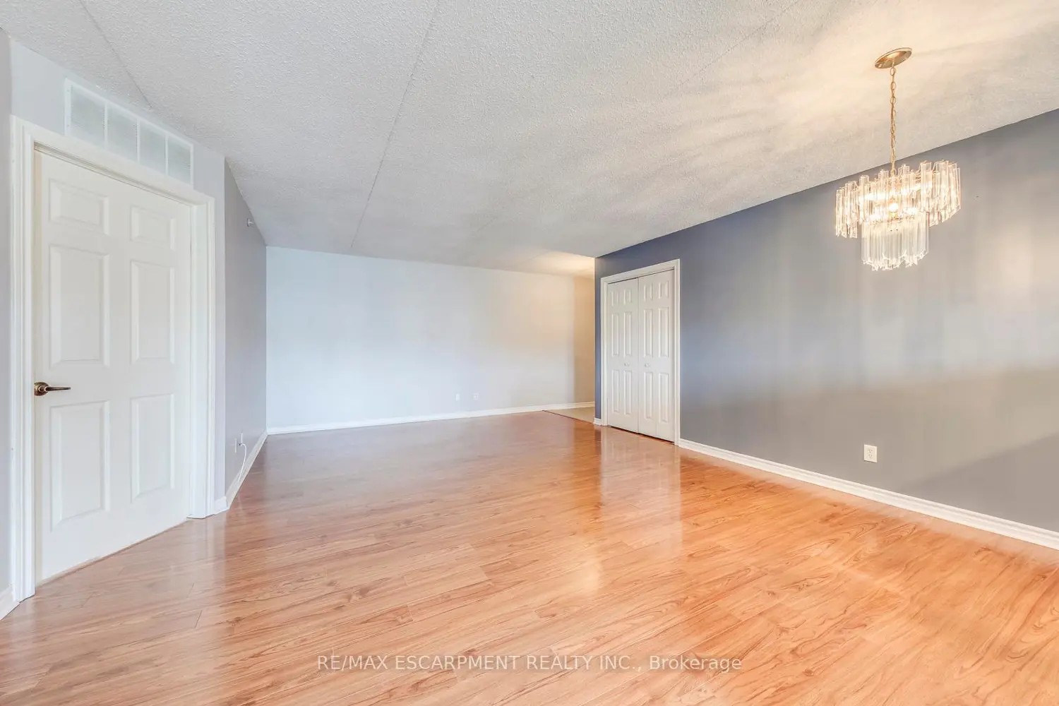 1411 Walkers Line 302 photo 5