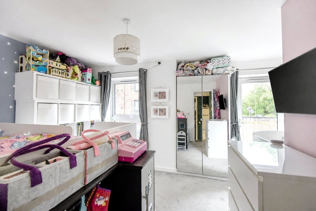 Additional image 12 of 2 bed flat for saleStation Road, Hook, Hampshire RG27