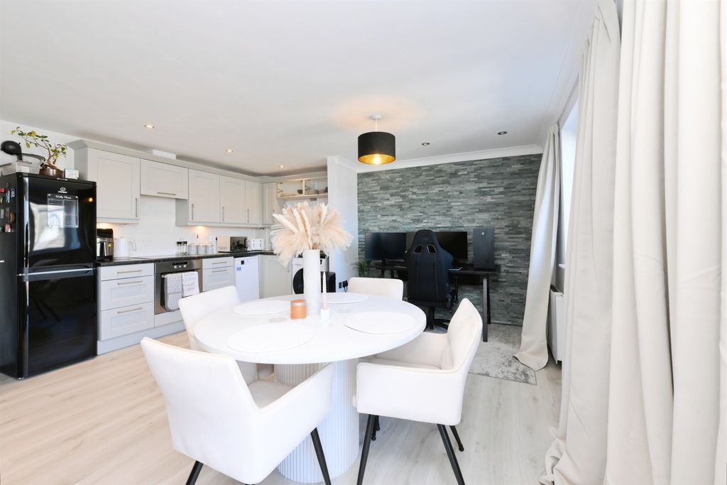 Additional image 4 of 2 bed flat for saleTaverners Way, Hoddesdon EN11