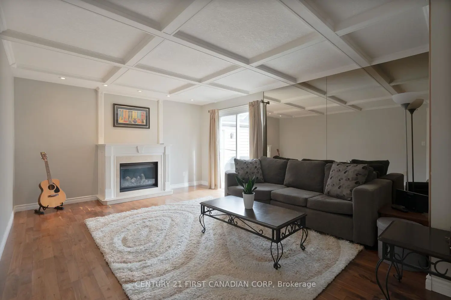 327 Everglade Crescent photo 4