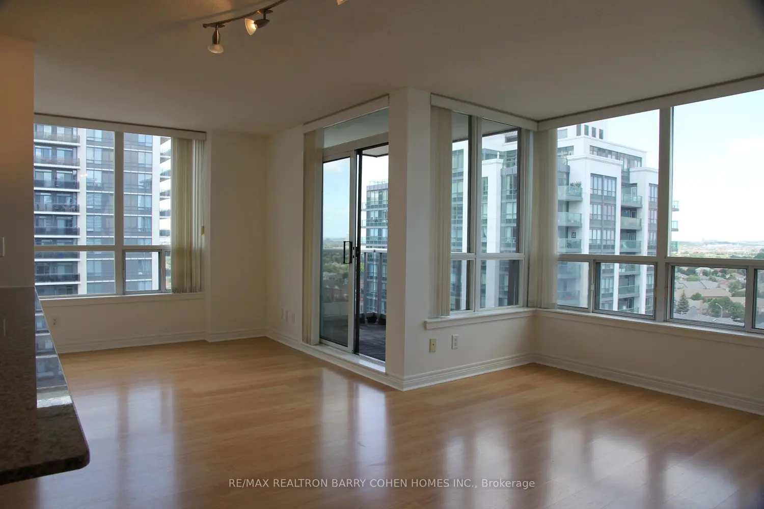 50 Disera Drive 1212 photo 3