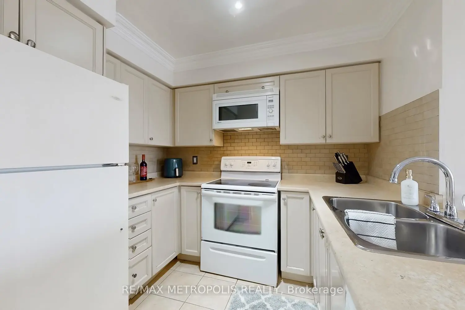 Additional image 9 of 2772 Keele Street 403
