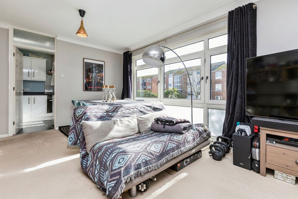 3 bed flat for salePaddockhall Road, Haywards Heath RH16 photo 3