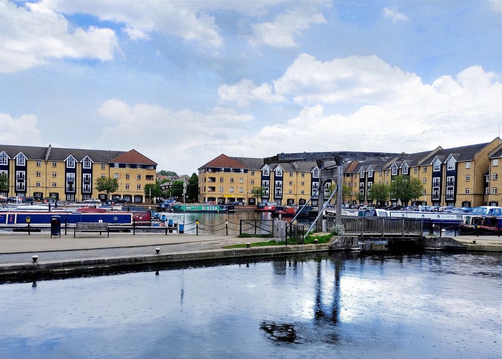Additional image 4 of 3 bed flat for saleStephenson Wharf, Hemel Hempstead HP3