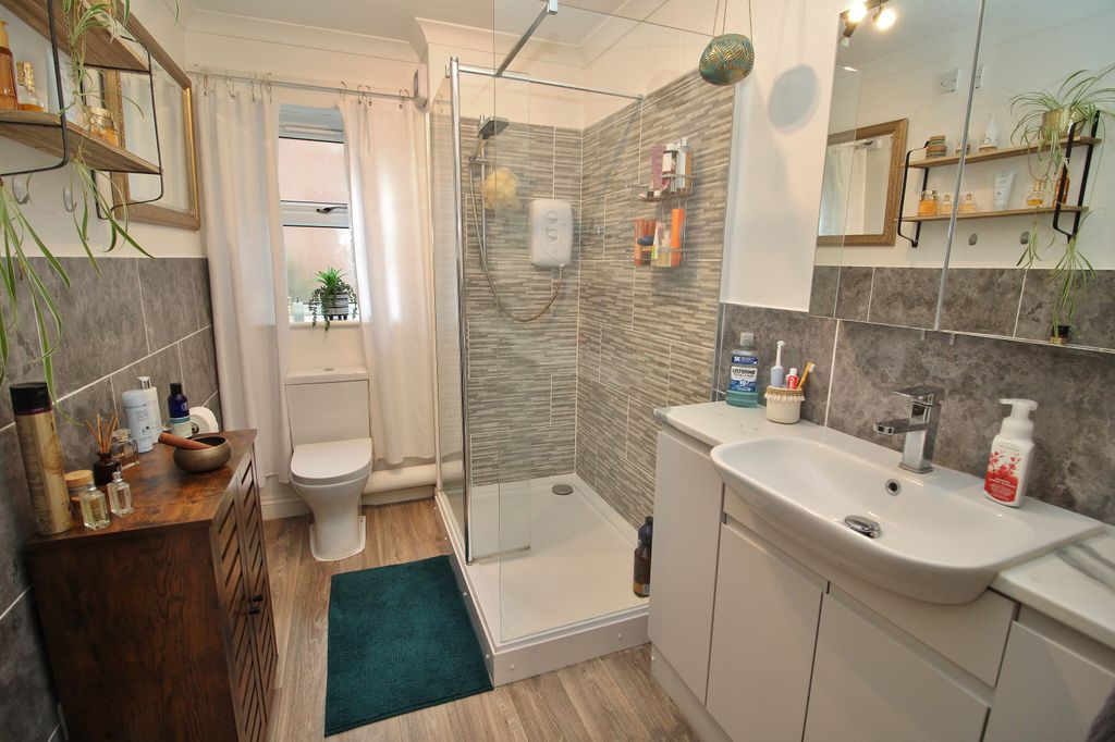 Additional image 3 of 2 bed flat for saleEmpire Court, East Street, Havant PO9