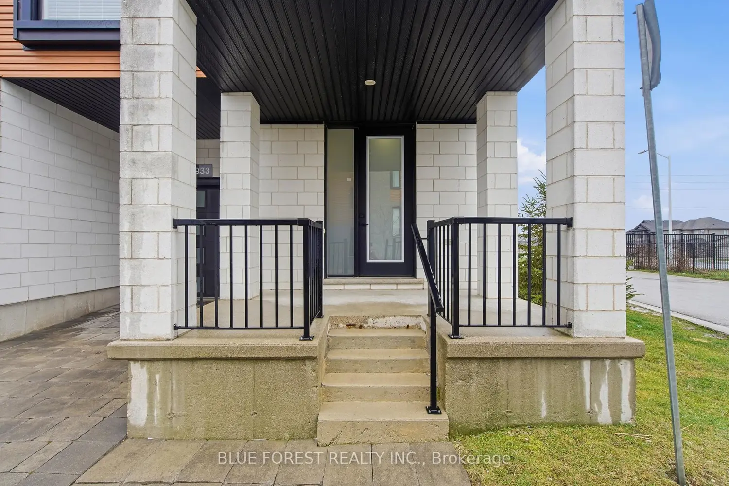 933 Sarnia Road photo 3