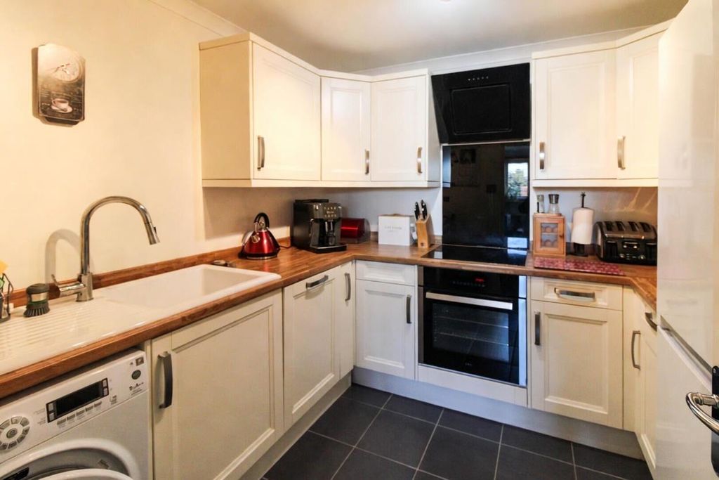 Additional image 4 of 1 bed flat for saleRectory Road, Rochford SS4