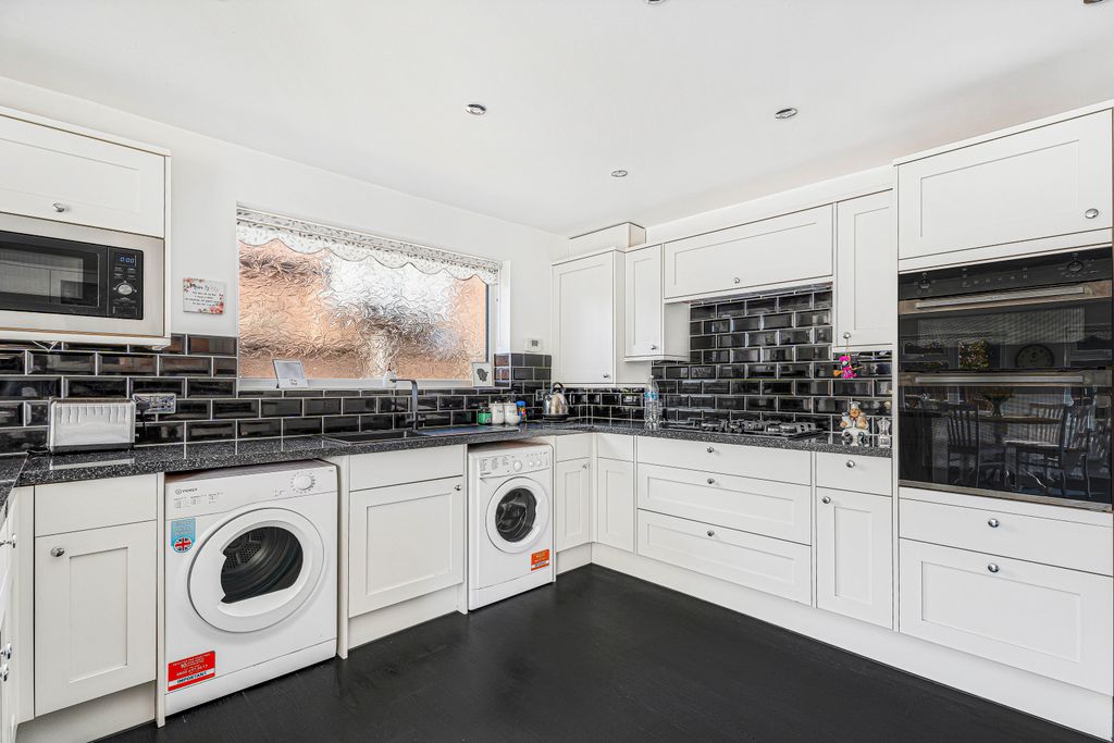 Additional image 5 of 4 bed detached house for salePiccotts End, Hemel Hempstead HP1