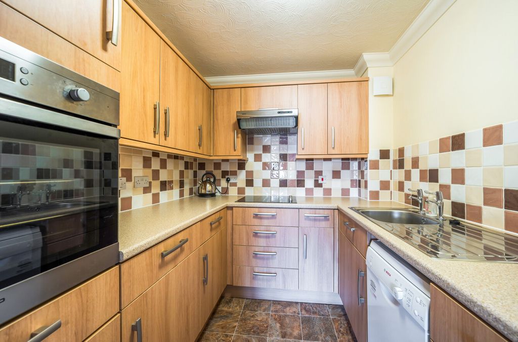 Additional image 6 of 2 bed flat for saleHindhead, Surrey GU26