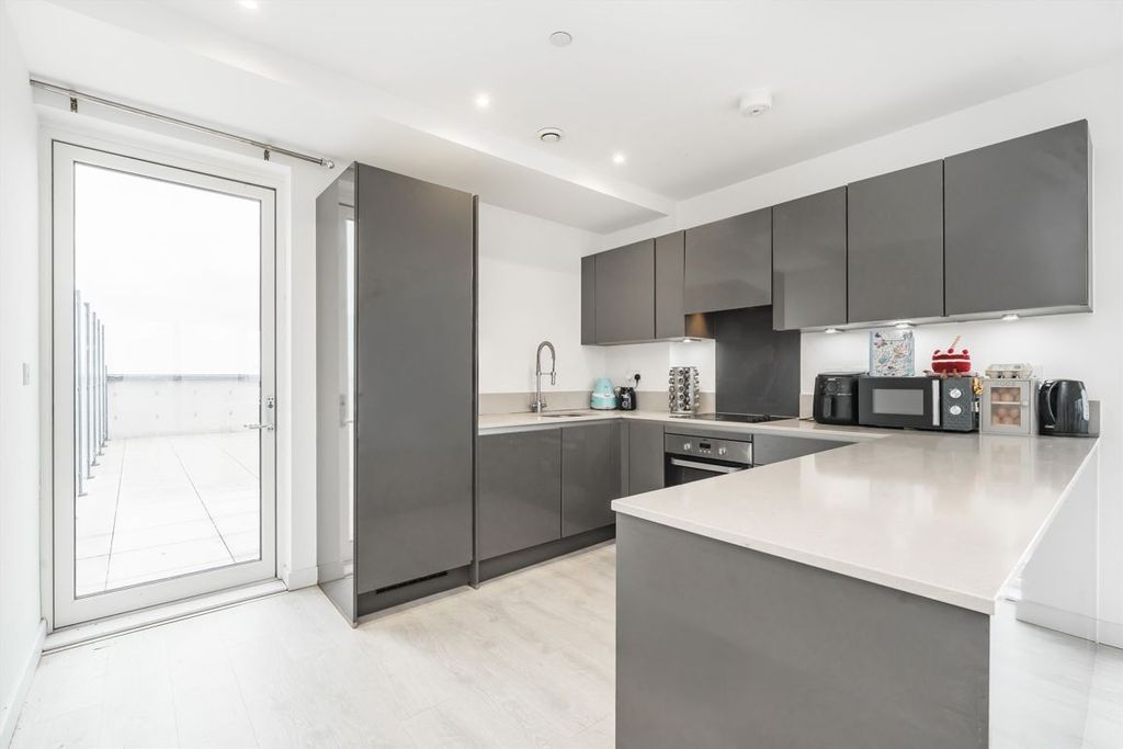 Additional image 4 of 3 bed flat for salePrince Regent Road, Hounslow TW3