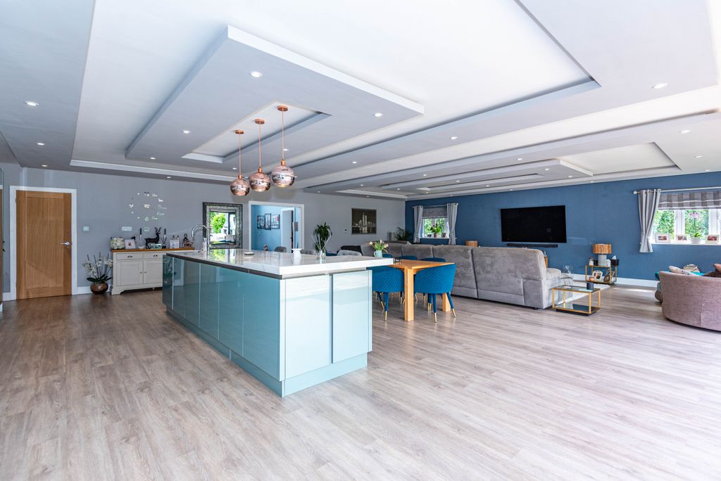Additional image 9 of 4 bed detached house for saleAvenue Road, Dobbs Weir, Hoddesdon EN11