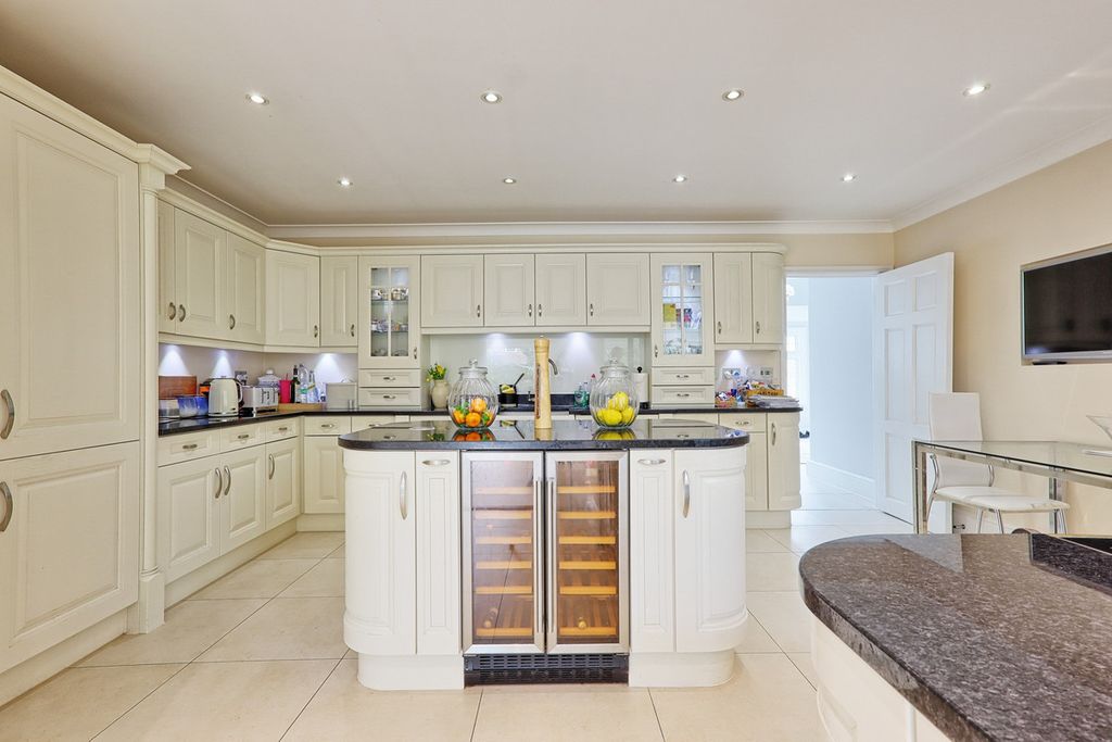 Additional image 11 of 6 bed detached house for saleErnest Road, Emerson Park RM11