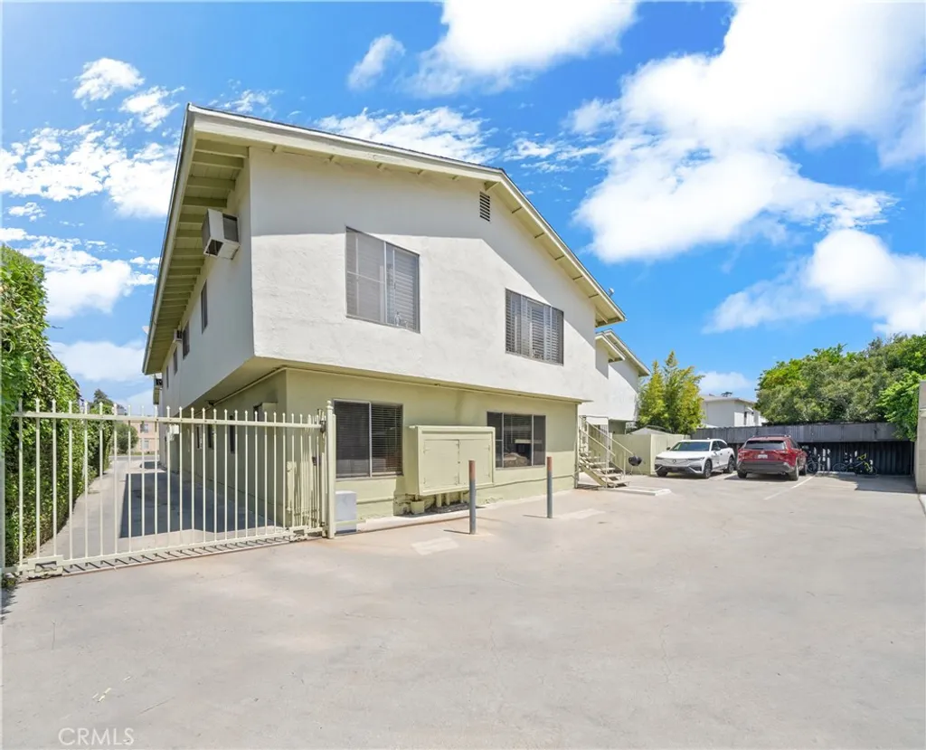 13520 Victory Blvd, Van Nuys, CA 91401