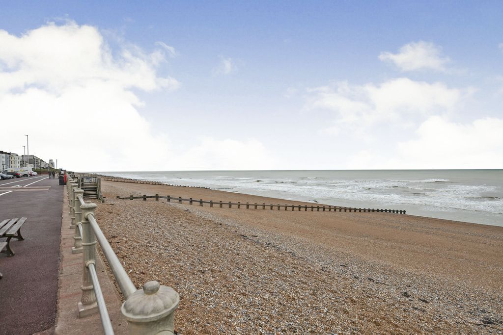 3 bed flat for saleGrosvenor Crescent, St. Leonards-On-Sea TN38 photo 3