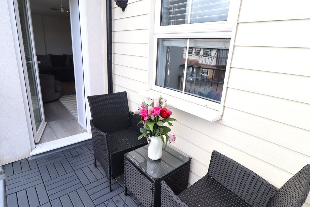 2 bed flat for saleThe Approach, Rayleigh SS6 photo 2
