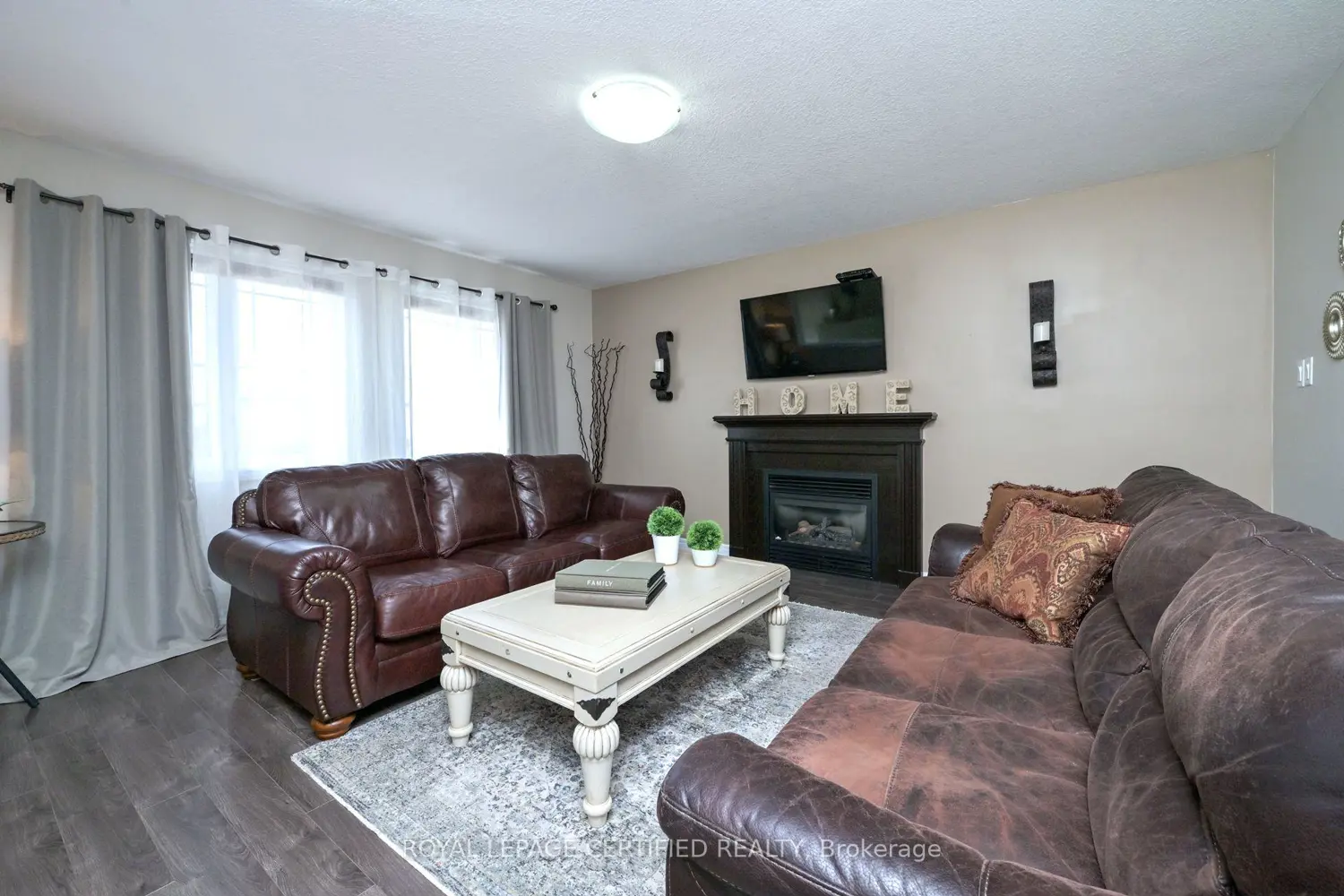 102 Oakes Crescent photo 3