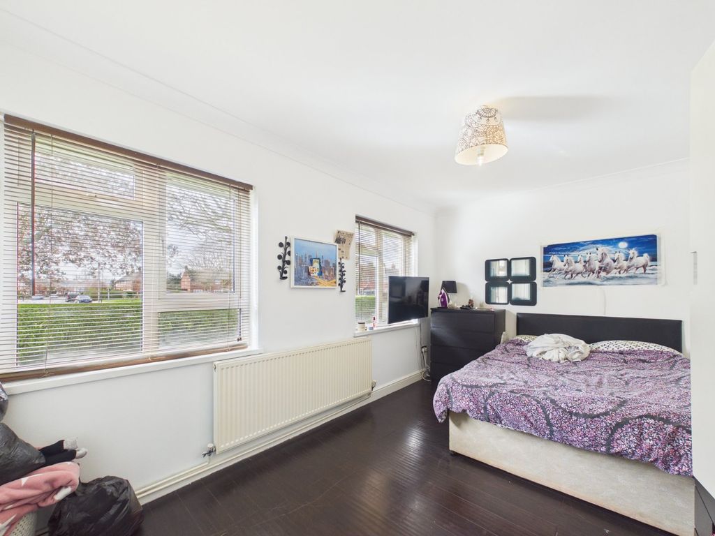 2 bed flat for saleRenfrew Road, Hounslow TW4 photo 4