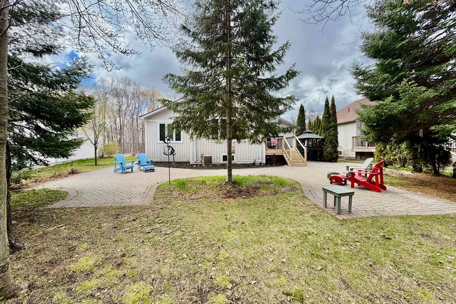 102 Pineridge Gate photo 4