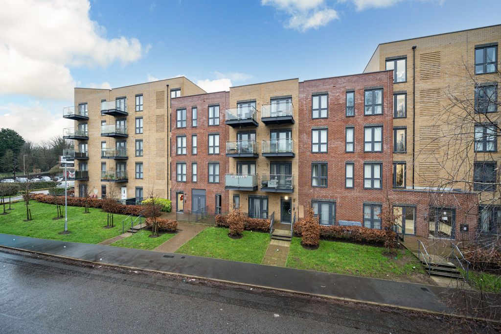 Additional image 4 of 2 bed flat for saleRegents House Frogmore Road, Hemel Hempstead, Hertfordshire HP3