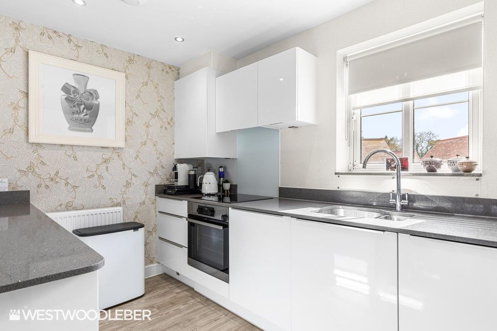 Additional image 5 of 2 bed flat for saleMoye Close, Hoddesdon EN11