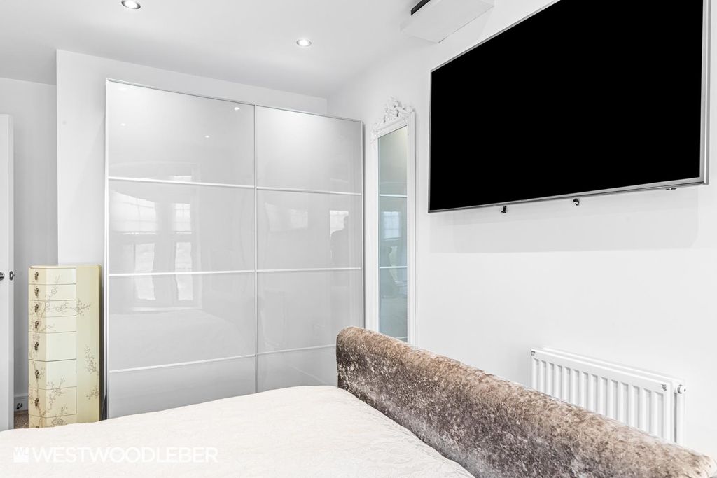 Additional image 10 of 2 bed flat for saleMoye Close, Hoddesdon EN11
